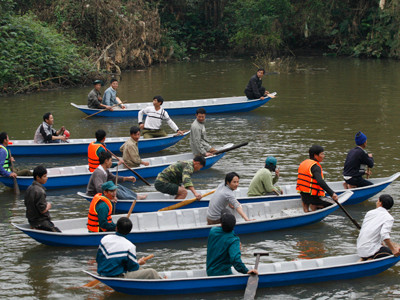 Người dân hào hứng vận hành thử thuyền công nghệ mới