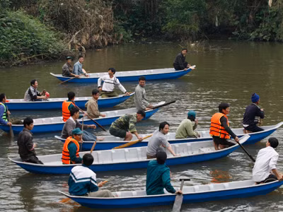 Người dân hào hứng vận hành thử thuyền công nghệ mới