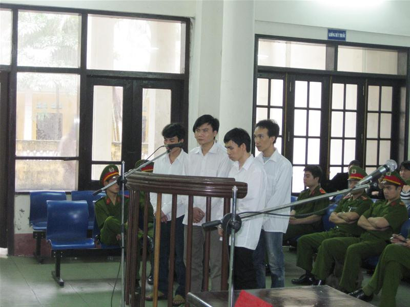 Các bị cáo tại phiên toà ngày 2-4-2010