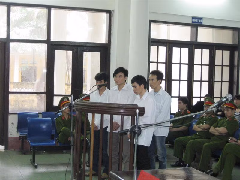 Các bị cáo tại phiên toà ngày 2-4-2010