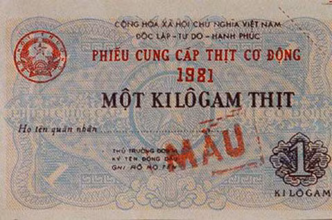 Còn đây là phiếu mua thịt cơ động. Số lượng mua nhiều nhất là 1kg. Trong thời kì bao cấp, thịt chỉ là thứ yếu, gạo và rau mới là 2 thứ quan trọng nhất, nên người ta mới có câu vè: 