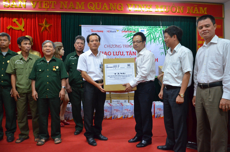 Ông Lê Xuân Vũ, Phó Tổng Giám đốc HDBank thăm hỏi và tặng quà những thương bệnh binh của Trung tâm.
