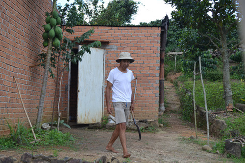 Mang rựa ra dọa nếu ai bước vào cổng. Mang rựa ra dọa nếu ai bước vào cổng