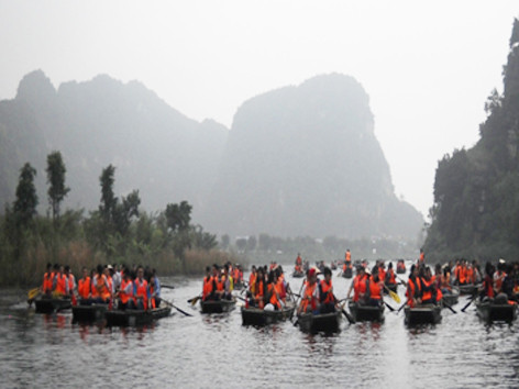 Các đội thi đua thuyền trên sông Tràng An khi dã ngoại. Các đội thi đua thuyền trên sông Tràng An khi dã ngoại