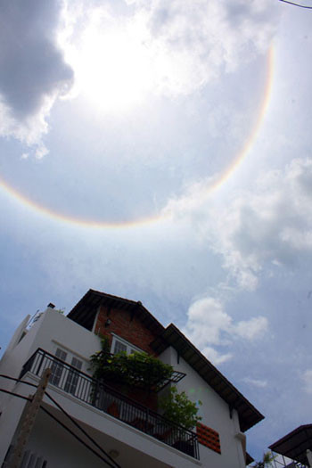 Theo chuyên gia, quầng mặt trời xuất hiện không phải là điểm báo xấu như một số người nghĩ. Nó chỉ là sự khúc xạ ánh sáng trên tầng mây cao. Ảnh chụp bầu trời TP HCM năm 2012. Ảnh: An Nhơn