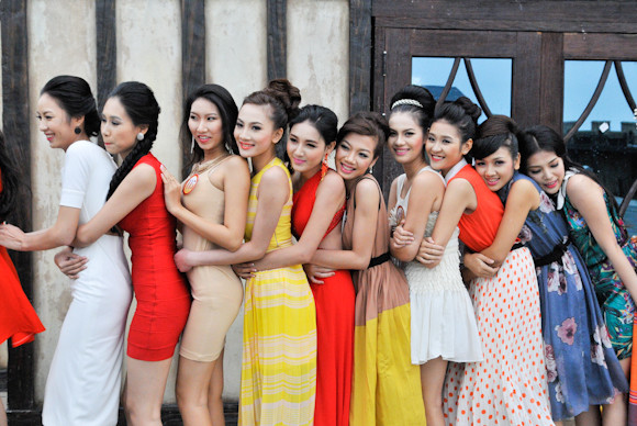 Ngày 17-8, các thí sinh có trải nghiệm đáng nhớ khi đón gió lạnh tại đỉnh Bà Nà. Họ gần gũi và thân thiết nhau hơn. Ảnh: Công Khanh