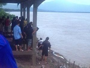 Hình ảnh các trang mạng Thái Lan cho thấy người dân bên bờ sông Mekong đang tìm cách vớt xác các nạn nhân vụ tai nạn