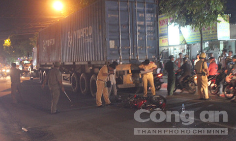 Xe container 'nghiền' xe máy thành sắt vụn ảnh 2