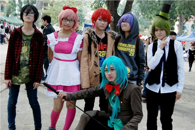 Tại ngày hội dành cho teen Hà thành, những chàng trai, cô gái ẩn mình trong bộ trang phục, màu tóc độc đáo