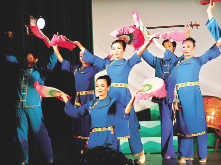 Kim Anh (ngồi) hóa thân thành thiếu nữ dân tộc trong điệu múa “Mời anh lên thăm quê em”.(Giadinh.net)