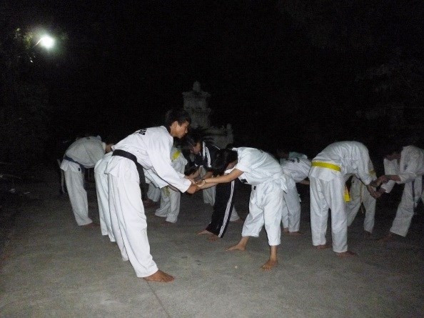 Thầy trò đang giúp nhau thả lỏng sau giờ học