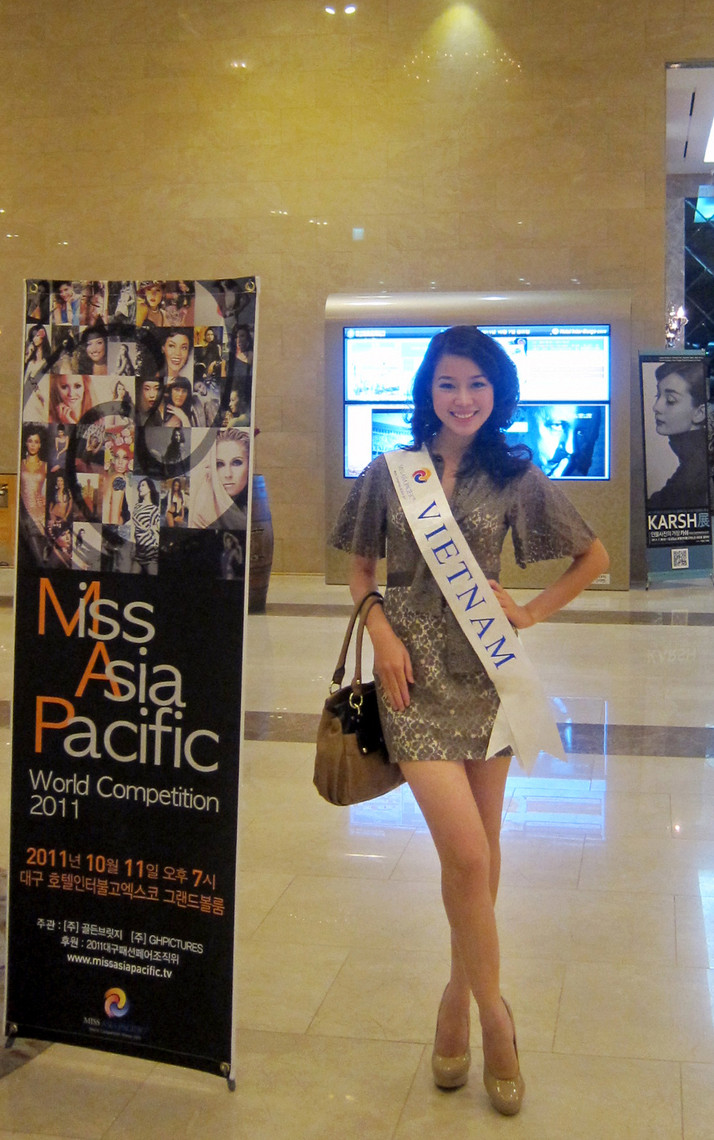 Chân của Trương Tùng Lan phải dán eugo cho đỡ đau tấy