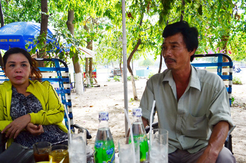 Vợ chồng ông Khâm tìm gặp các phóng viên trong tâm trạng lo lắng, sợ hãi Ảnh: Việt Hương. Vợ chồng ông Khâm tìm gặp các phóng viên trong tâm trạng lo lắng, sợ hãi Ảnh: Việt Hương