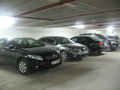 Bãi gửi xe nhà thu nhập thấp để đầy ô tô