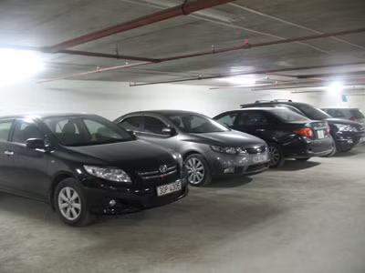 Bãi gửi xe nhà thu nhập thấp để đầy ô tô