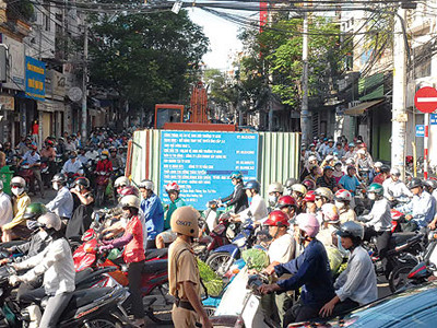 Phương tiện giao thông công cộng rệu rã và bất tiện, người dân không còn lựa chọn nào khác ngoài xe cá nhân