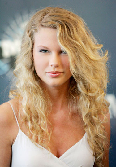 Swift cùng mái tóc xoăn đánh rối và gương mặt trang điểm tự nhiên mang tới vẻ trẻ trung và có phần hoang dã trong lễ trao giải âm nhạc CMT