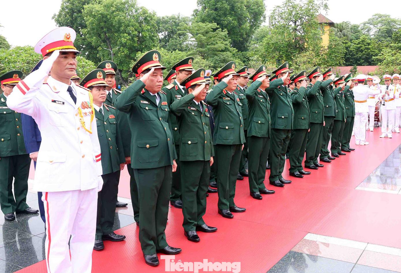 Đoàn đại biểu Quân ủy Trung ương - Bộ Quốc phòng tới đặt vòng hoa tưởng niệm các Anh hùng Liệt sỹ.