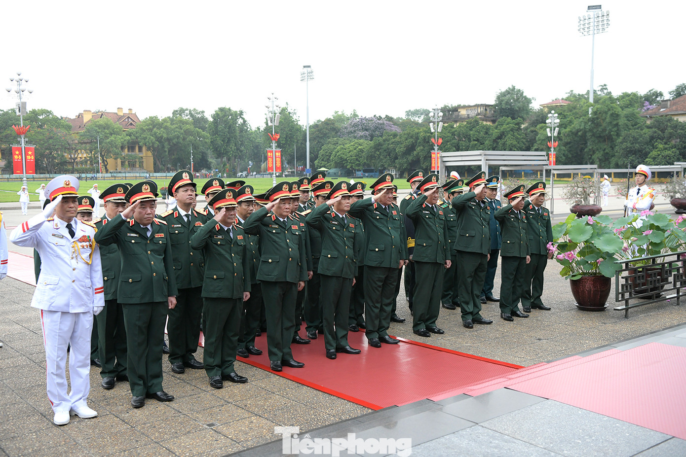 Đoàn đại biểu Quân ủy Trung ương - Bộ Quốc phòng vào Lăng viếng Chủ tịch Hồ Chí Minh.