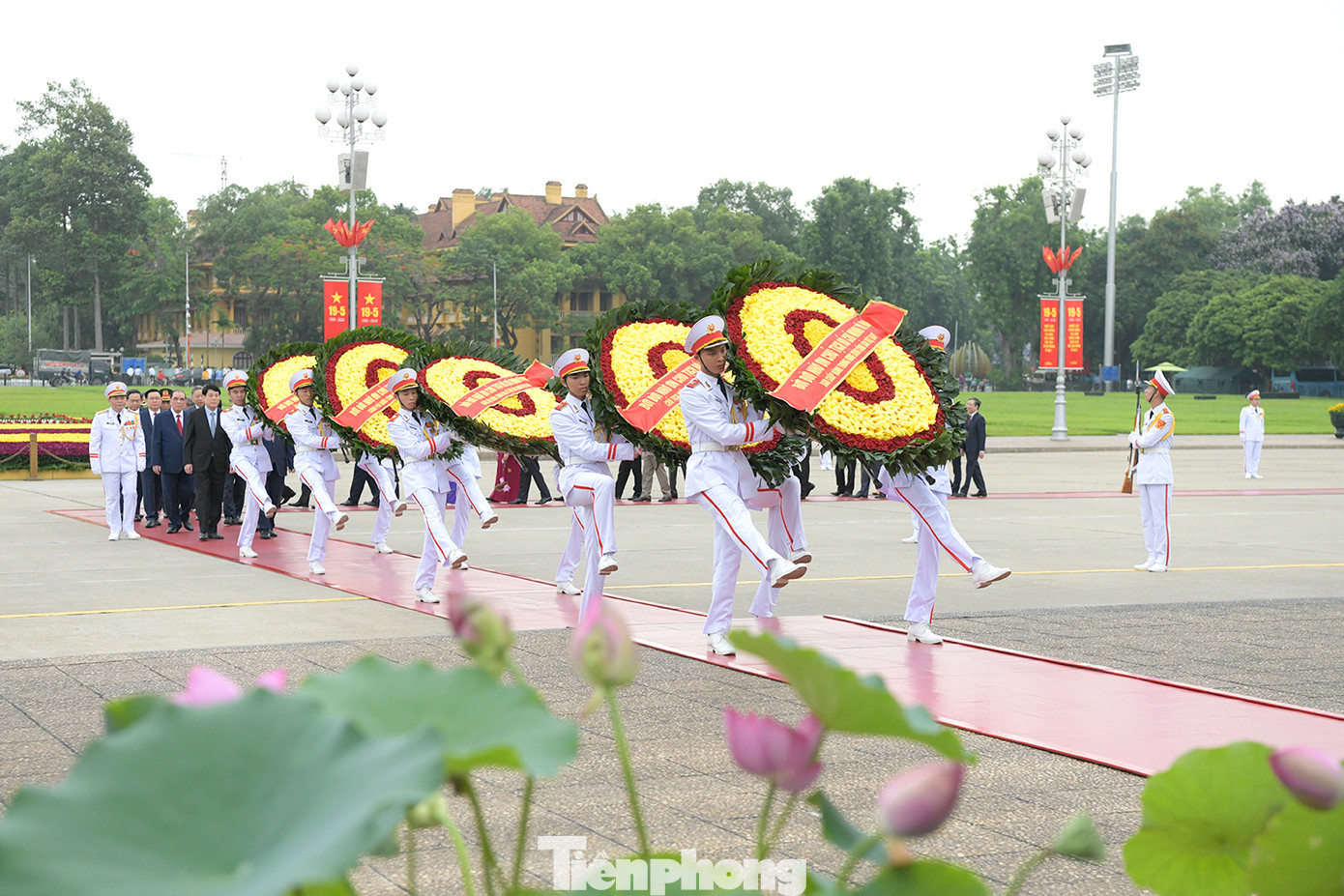Vòng hoa của đoàn mang dòng chữ "Đời đời nhớ ơn Chủ tịch Hồ Chí Minh vĩ đại".