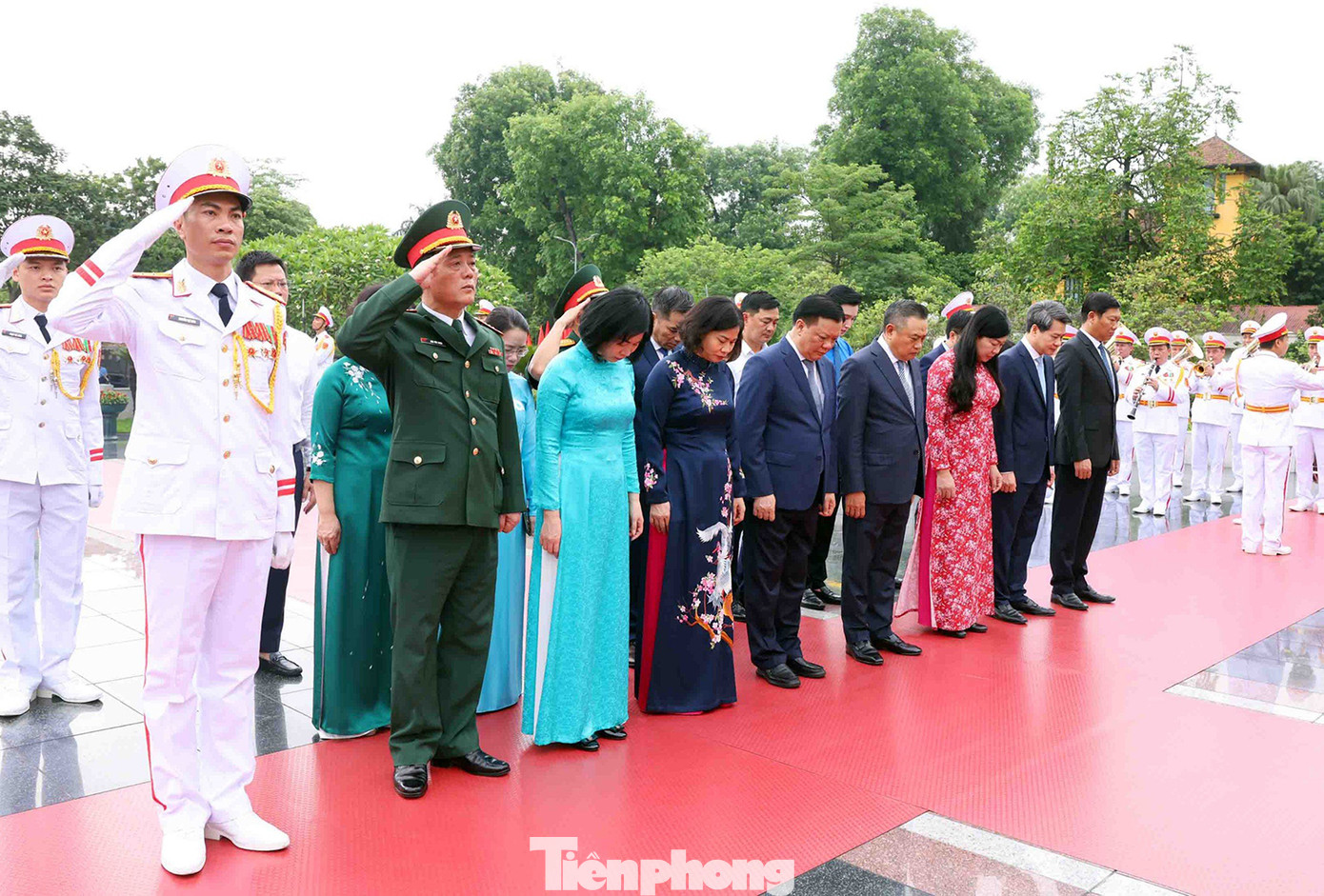 Đoàn đại biểu Thành ủy, Hội đồng Nhân dân, Ủy ban Nhân dân, Mặt trận Tổ quốc Việt Nam thành phố Hà Nội tới đặt vòng hoa tưởng niệm các Anh hùng Liệt sỹ.