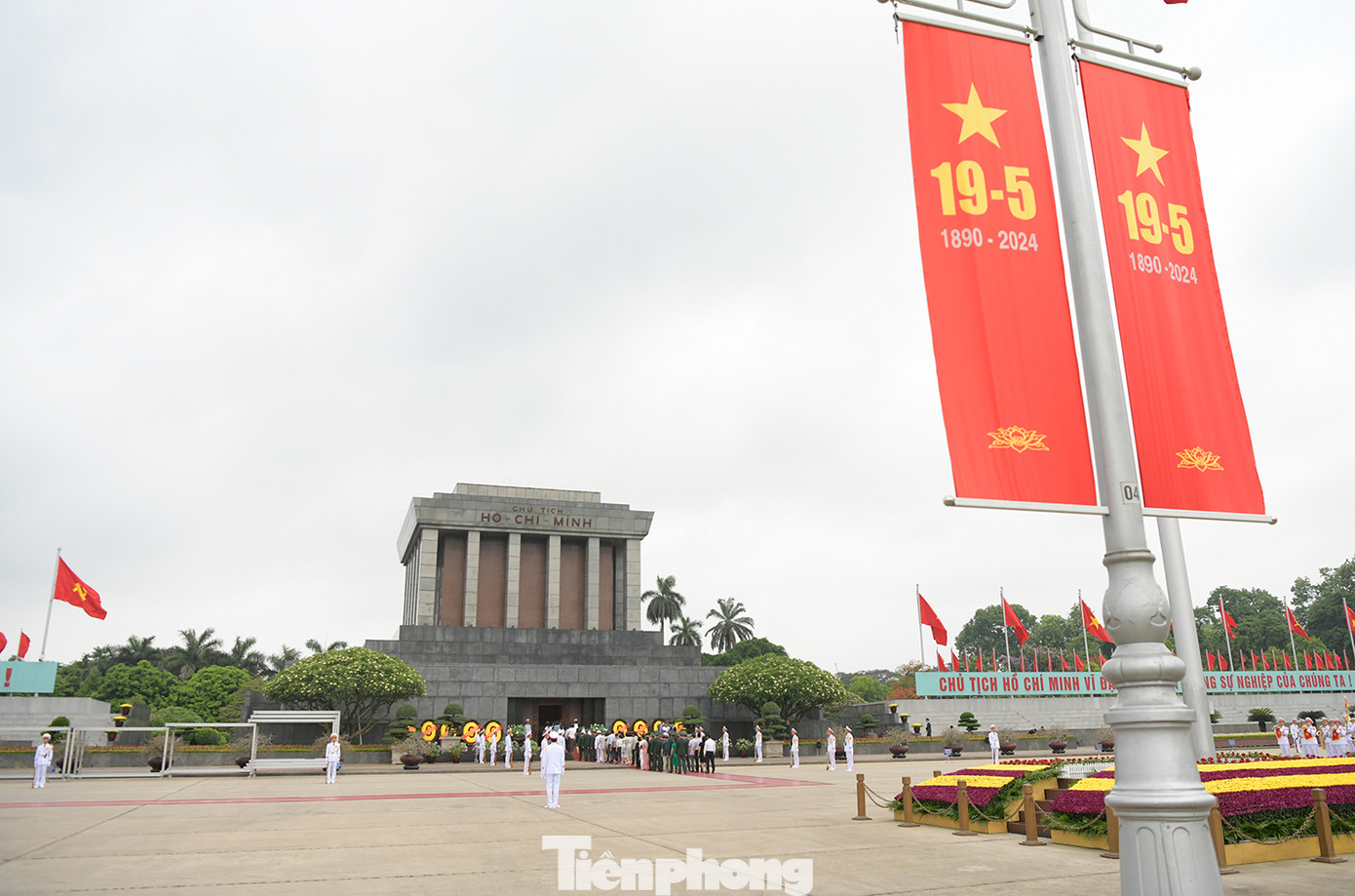 Hình ảnh đoàn vào Lăng viếng Chủ tịch Hồ Chí Minh sáng 18/5.