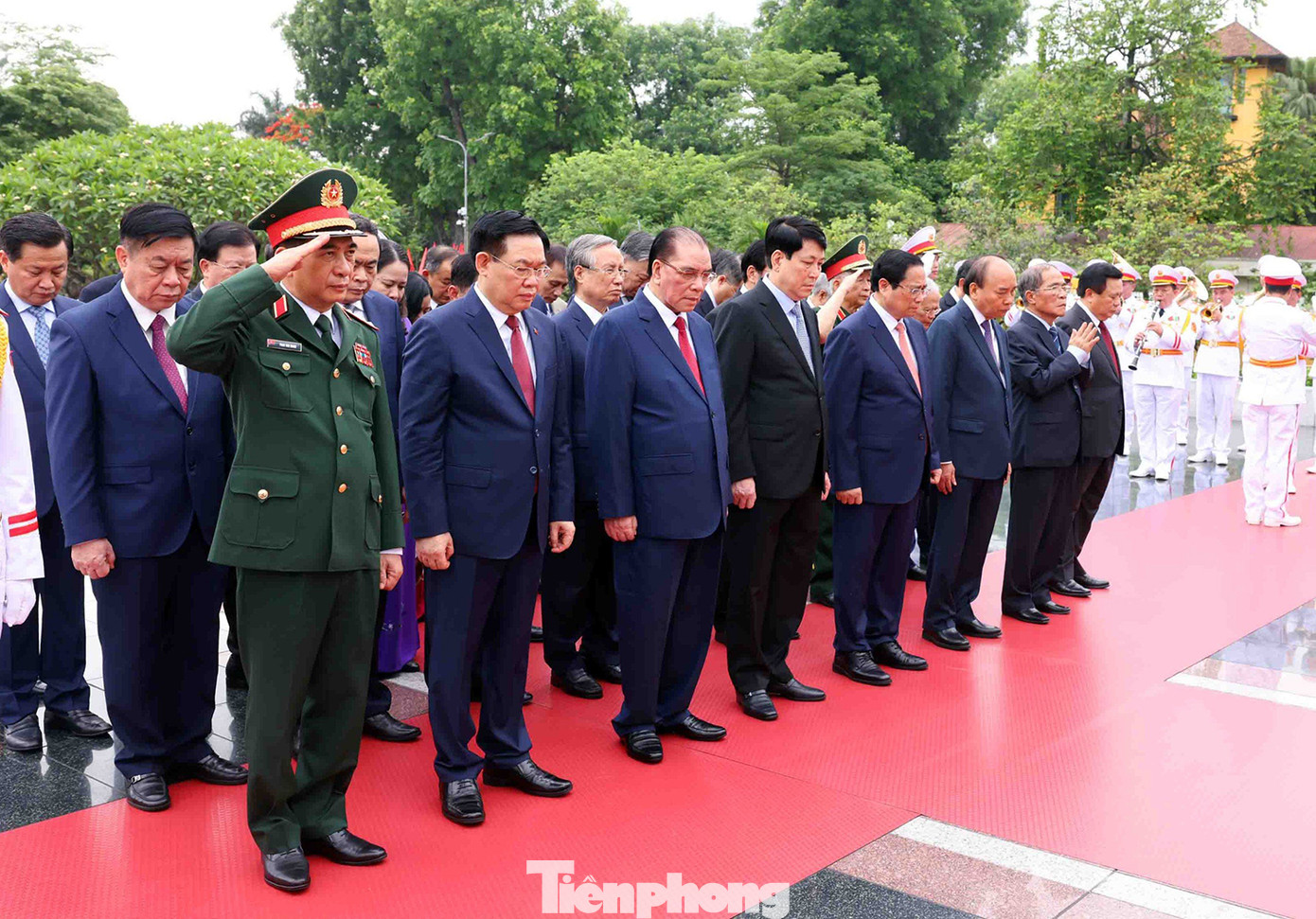 Đoàn đại biểu Lãnh đạo, nguyên Lãnh đạo Đảng, Nhà nước tới đặt vòng hoa tưởng niệm các Anh hùng Liệt sỹ tại Ðài tưởng niệm các Anh hùng liệt sỹ ở đường Bắc Sơn.