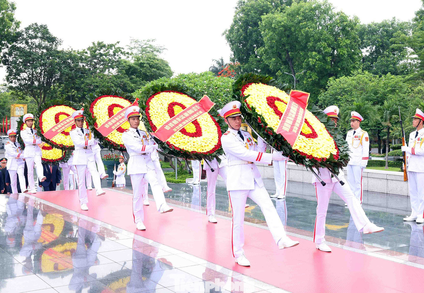 Cũng nhân dịp này, lãnh đạo, nguyên lãnh đạo Đảng, Nhà nước tới đặt vòng hoa tại Đài tưởng niệm các Anh hùng liệt sỹ trên đường Bắc Sơn (Ba Đình, Hà Nội).