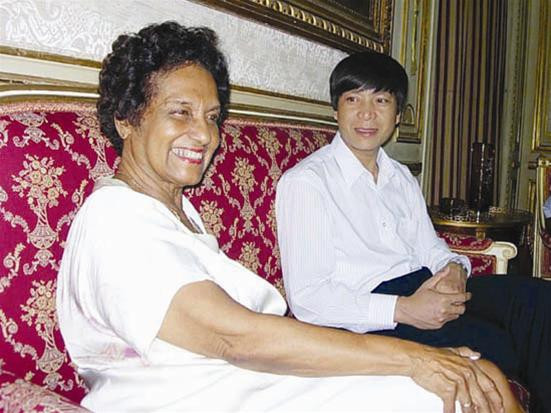 Anh Đoàn Văn Thái, Bí thư TW Đoàn tới thăm và tặng quà nữ nhà báo Marta, Phó Chủ tịch Hội Hữu nghị Cuba - Việt Nam tại La Habana. Ảnh: Việt Hùng Anh Đoàn Văn Thái, Bí thư TW Đoàn tới thăm và tặng quà nữ nhà báo Marta, Phó Chủ tịch Hội Hữu nghị Cuba - Việt Nam tại La Habana. Ảnh: Việt Hùng