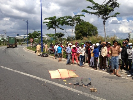 Hiện trường vụ TNGT đau lòng làm 2 mẹ con tử vong trên đường. Hiện trường vụ TNGT đau lòng làm 2 mẹ con tử vong trên đường