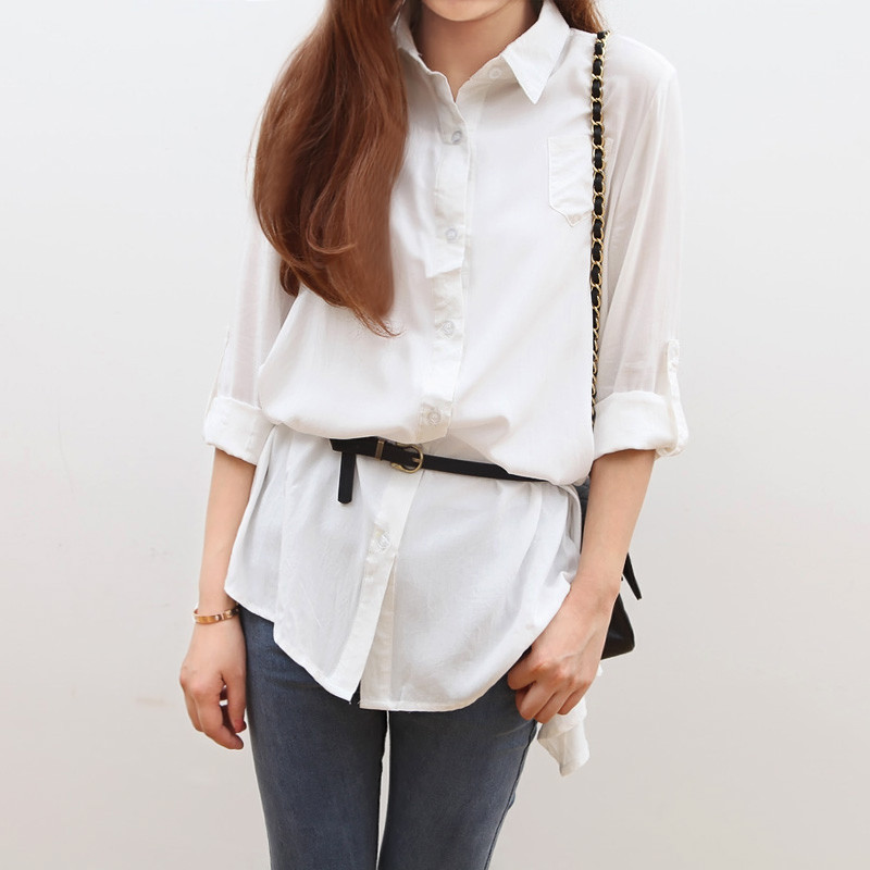 Áo phao, áo da hay những item cotton pha nilon khó thấm nước chính là những món đồ hoàn hảo cho những ngày mưa phùn thế này. Ngoài ra những kiểu áo sơ mi, đặc biệt là sơ mi denim cũng là một lựa chọn không tồi đâu nhé! Shorts, chân váy cotton tiện dụng hay skinny jeans sẽ giúp bạn cảm thấy năng động và thoải mái hơn. Cuối cùng là giữ cho đôi chân khỏi ướt bằng một đôi ủng đi mưa thật xinh, hay boots và giày da... vậy là bạn đã có ngay set đồ đi mưa thật hợp lý và thời trang rồi đấy!