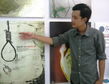 Sợi dây thừng trong poster đồ án của Tâm là hình ảnh về bản án cho những bào thai vô tội (Ảnh: Hoài Nam) 