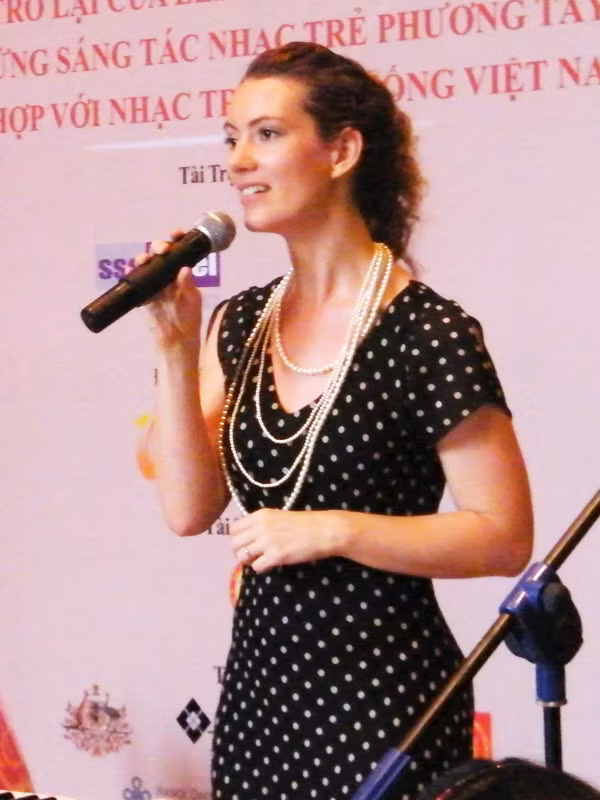 Eleanor Clapham trở lại với hình ảnh ca sĩ nhạc pop . Ảnh: N.M.Hà Eleanor Clapham trở lại với hình ảnh ca sĩ nhạc pop