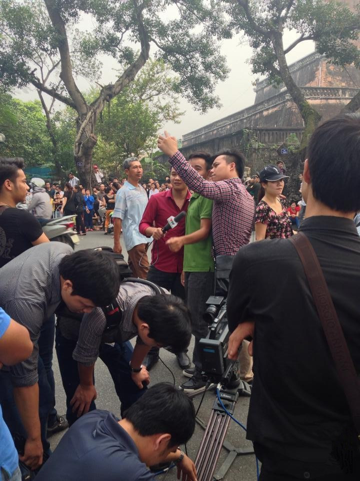 Ba cậu thanh niên đang 'tự sướng', trên tay cầm micro có logo VTV. Ảnh: FB Ba cậu thanh niên đang 'tự sướng', trên tay vẫn cần micro có logo VTV