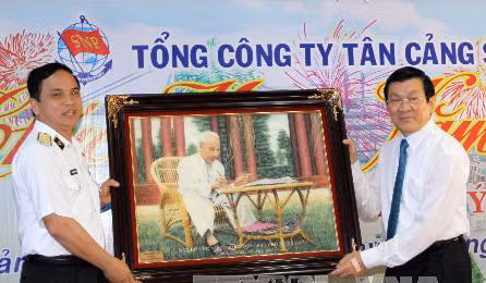 Chủ tịch nước Trương Tấn Sang tặng quà cán bộ, chiến sĩ Tổng Công ty Tân Cảng Sài Gòn. Ảnh: TTXVN
