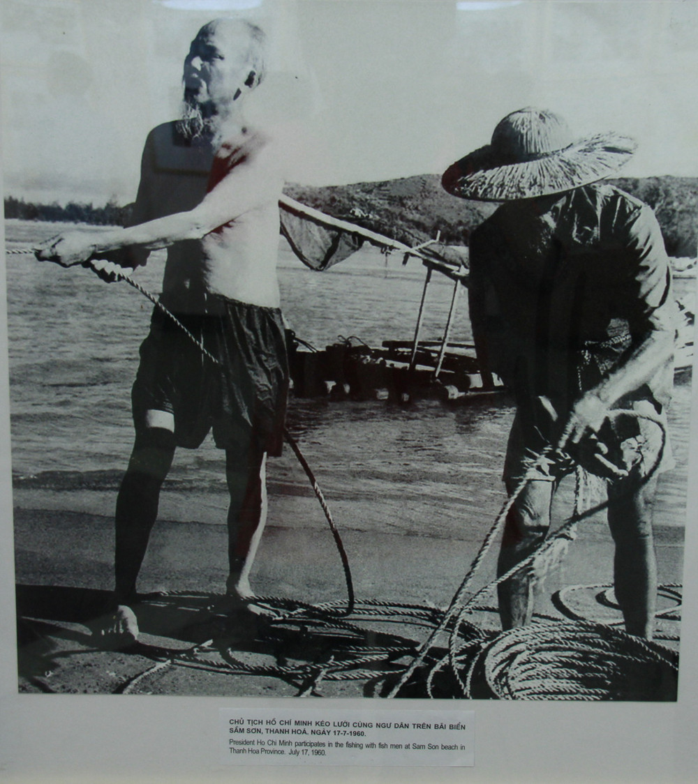 Chủ tịch Hồ Chí Minh kéo lưới cùng ngư dân trên bãi biển Sầm Sơn, Thanh Hóa ngày 17 - 7 - 1960