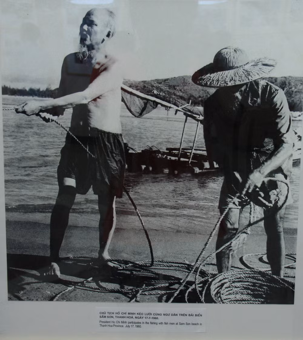 Chủ tịch Hồ Chí Minh kéo lưới cùng ngư dân trên bãi biển Sầm Sơn, Thanh Hóa ngày 17 - 7 - 1960