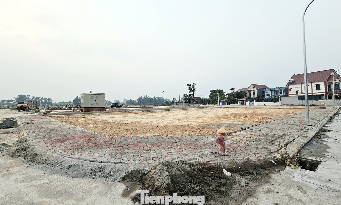 Theo ghi nhận của PV, khu đấu giá 58 thửa đất ở thôn Đông Lai, xã Quang Tiến đang trong quá trình xây dựng, hoàn thiện hệ thống hạ tầng kỹ thuật, nhiều hạng mục vẫn còn ngổn ngang.