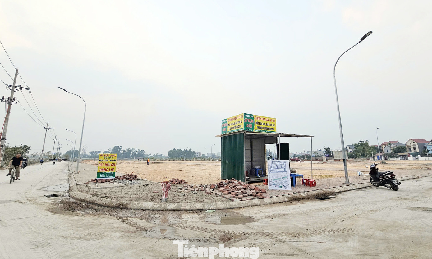 Tại khu đấu giá thôn Đông Lai, một ki ốt được môi giới dựng tạm để tư vấn, chào bán các lô đất vừa trúng đấu giá. "Em đang có một số lô đất vừa trúng đấu giá được các nhà đầu tư gửi bán, trong đó có lô góc chào bán 38 triệu đồng/m2, xấp xỉ giá đất thị trường khu vực", môi giới tên Sơn nói. Về thông tin có nhóm khách hàng tham gia phiên đấu giá trả giá cao bất thường, môi giới này cho rằng đây là dấu hiệu hành vi "phá" cuộc đấu giá, bởi thực tế đất khu vực xung quanh trên thị trường đang giao dịch khoảng 30-40 triệu đồng/m2, tùy vị trí.