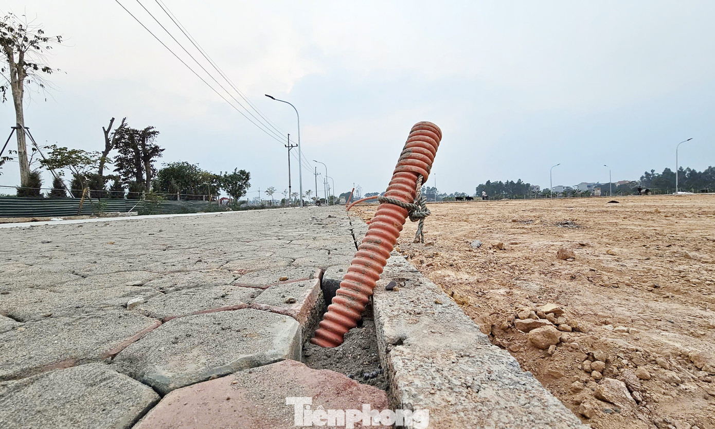 Theo ghi nhận của PV, khu đấu giá 58 thửa đất ở thôn Đông Lai, xã Quang Tiến đang trong quá trình xây dựng, hoàn thiện hệ thống hạ tầng kỹ thuật, nhiều hạng mục vẫn còn ngổn ngang.