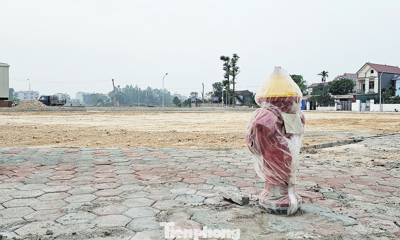 Theo ghi nhận của PV, khu đấu giá 58 thửa đất ở thôn Đông Lai, xã Quang Tiến đang trong quá trình xây dựng, hoàn thiện hệ thống hạ tầng kỹ thuật, nhiều hạng mục vẫn còn ngổn ngang.