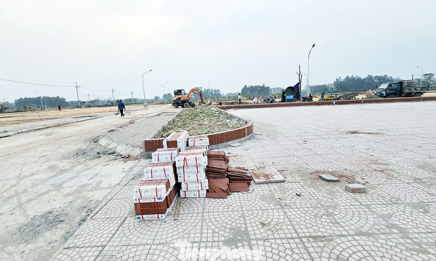 Theo ghi nhận của PV, khu đấu giá 58 thửa đất ở thôn Đông Lai, xã Quang Tiến đang trong quá trình xây dựng, hoàn thiện hệ thống hạ tầng kỹ thuật, nhiều hạng mục vẫn còn ngổn ngang.