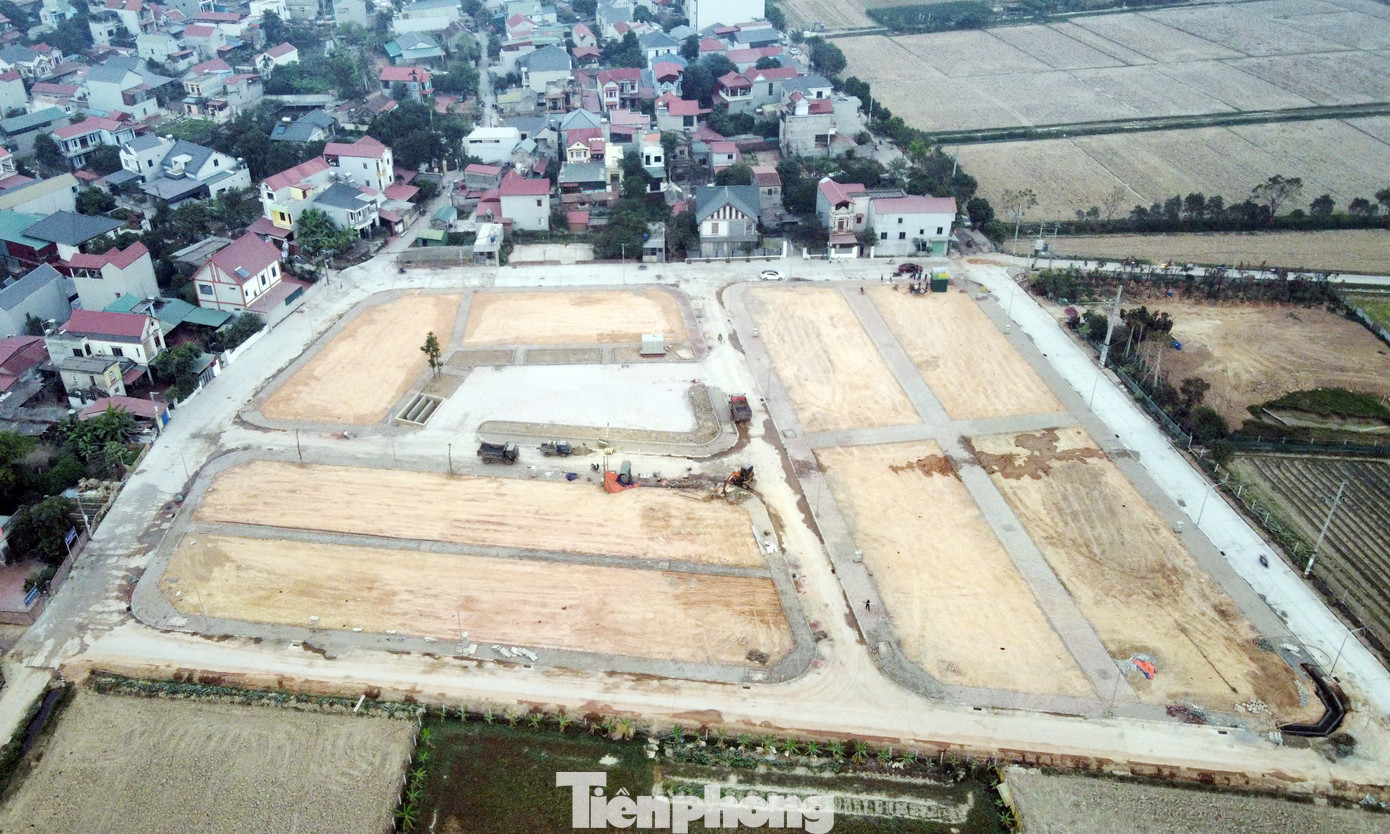 Như Tiền Phong thông tin, phiên đấu giá 58 thửa đất ở thôn Đông Lai, xã Quang Tiến (huyện Sóc Sơn) hôm 29/11 gây xôn xao dư luận khi có nhóm khách hàng trả giá cao bất thường, sau đó đồng loạt không trả giá ở vòng tiếp theo rồi "xin" bỏ cuộc.