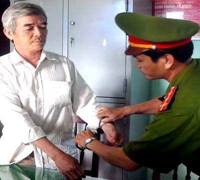 Ông Nguyễn Mùi bị Công an huyện Nghĩa Hành bắt giam khẩn cấp vì tội hành hạ con nuôi