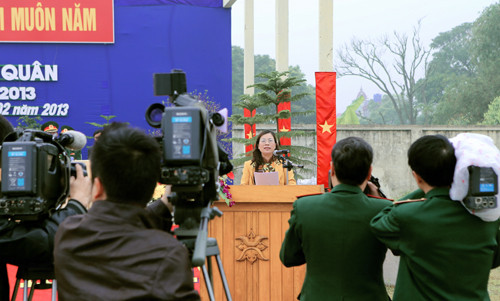 Đồng chí Phạm Thị Lý - Chủ tịch Ủy ban nhân dân huyện nổi trống hội giao quân…