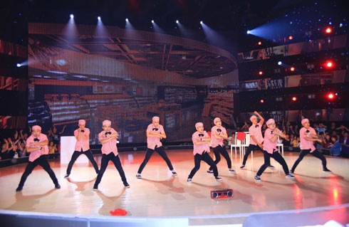 Nhóm Trò chơi bắt đầu làm những anh bồi bàn tinh nghịch