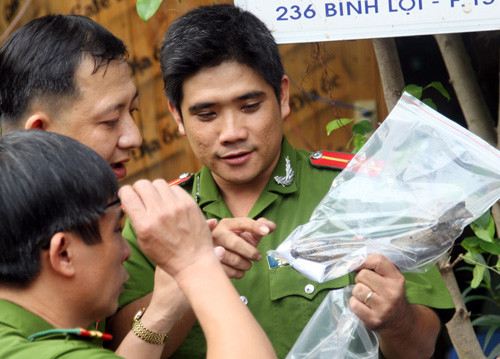 Sở cảnh sát PCCC cắt đầu đoạn cáp đứt để điều tra. Ảnh: An Nhơn. Sở cảnh sát PCCC cắt đầu đoạn cáp đứt để điều tra. Ảnh: An Nhơn