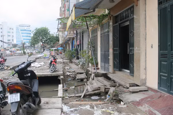 Nhà dân bị cắt ngang bởi 