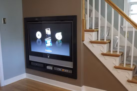 Giường dưới cầu thang - một ý tường mới lạ và tuyệt vời! Giá sách dưới cầu thang - một ý tưởng quen thuộc nhưng cũng không kém phần hiệu quả Bể cá và lò sưởi Khu vực để đồ và rượu Từ phòng bếp, phòng tắm tới bàn làm việc hay khu vực giải trí.