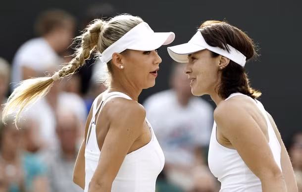 Hingis và mỹ nhân làng quần vợt Kournikova trong một trận đấu biểu diễn hồi đầu năm